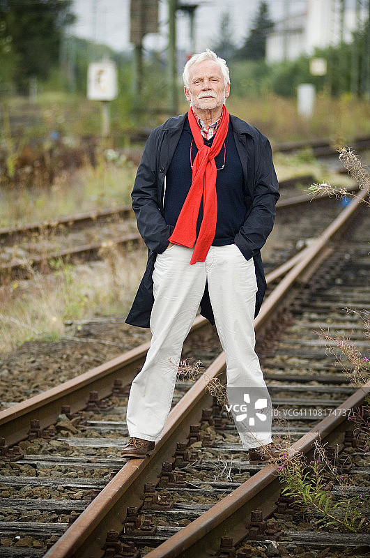 站在铁轨上的年长男人肖像图片素材
