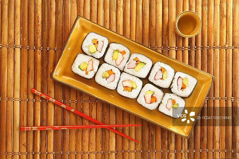 竹制餐具上的寿司卷图片素材