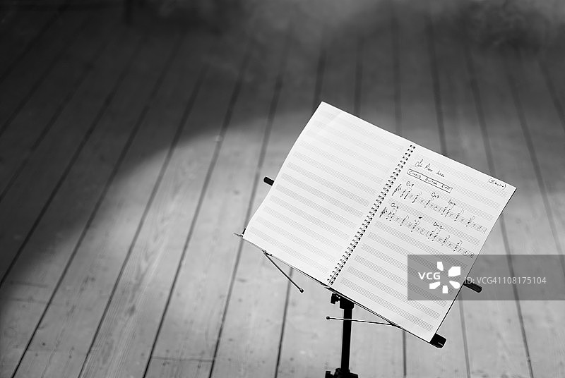 黑白乐谱架上的音符图片素材