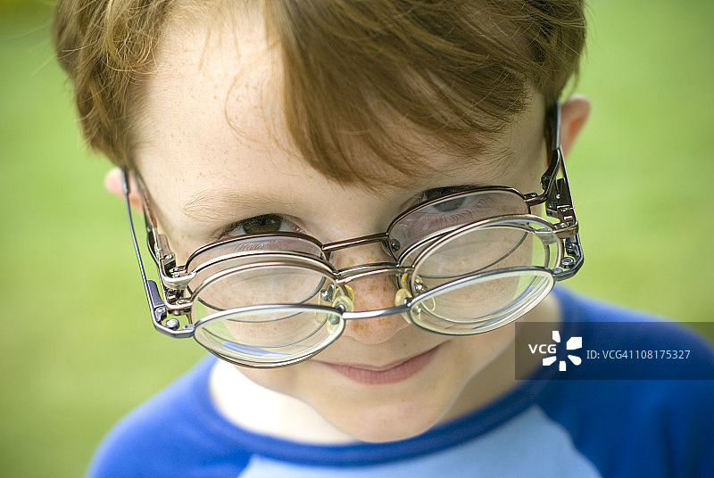 有视力问题的儿童与眼镜，戴眼镜的红发男孩图片素材