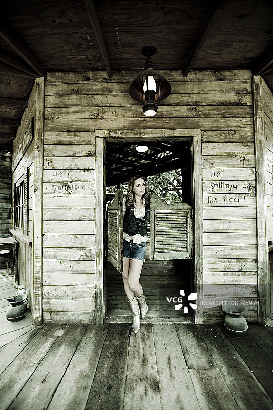 年轻女人穿过酒吧的门图片素材