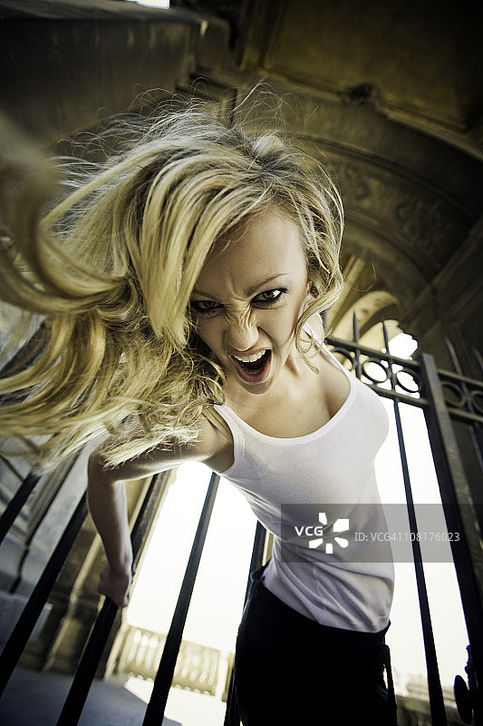 狂野猫女图片素材