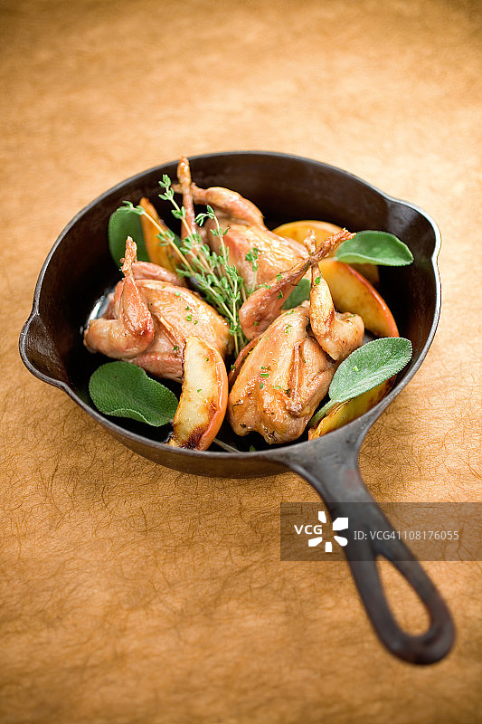 铁锅烤鹌鹑图片素材