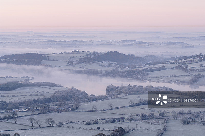 英国乡村的雾雪冬季景观图片素材