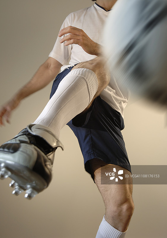 踢足球的男人图片素材