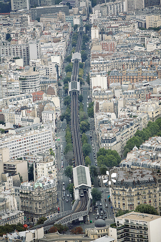 巴黎蒙帕纳斯火车站景色，有火车和建筑物图片素材