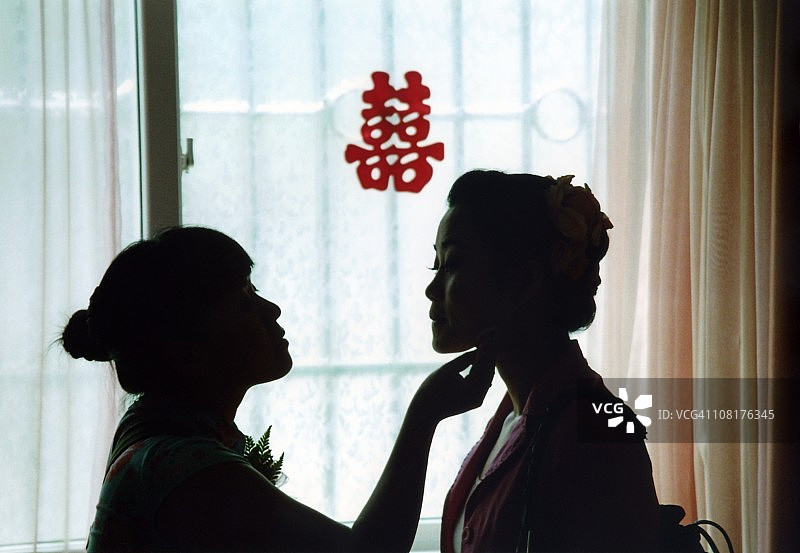 新娘和伴娘准备参加中式婚礼图片素材