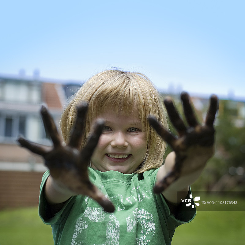 满手泥巴的女孩图片素材