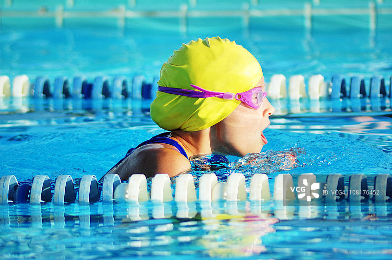 女子蛙泳竞技游泳运动员在泳池中比赛图片素材