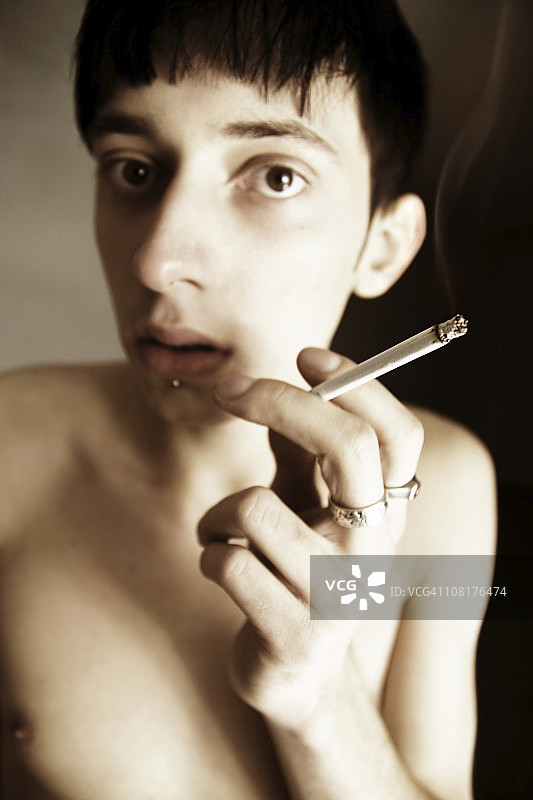 抽烟的年轻人图片素材