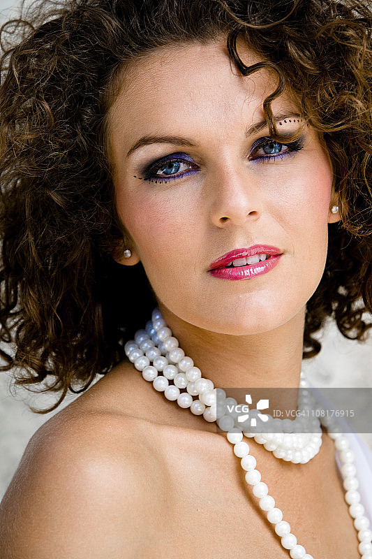 戴珍珠项链的女人肖像图片素材
