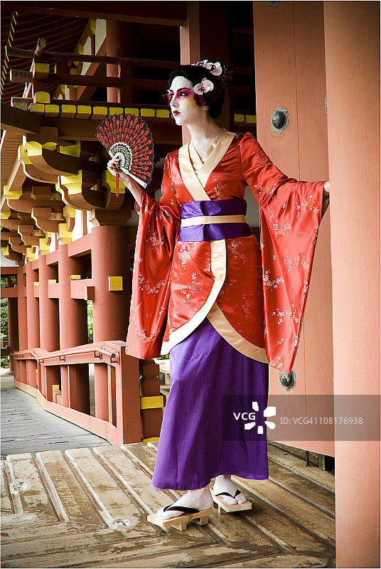 穿着艺伎服装的年轻女人图片素材