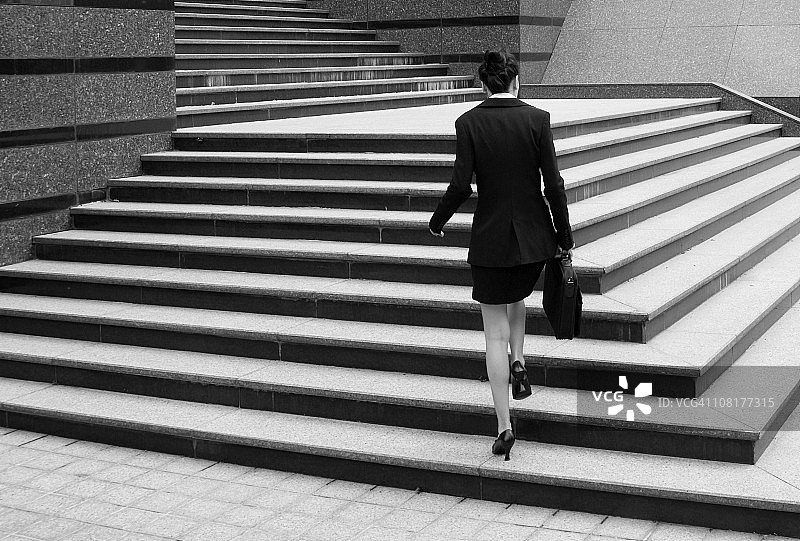 女商人走上楼梯图片素材