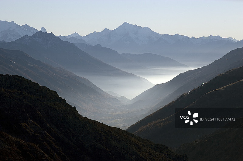 云雾缭绕的山谷图片素材