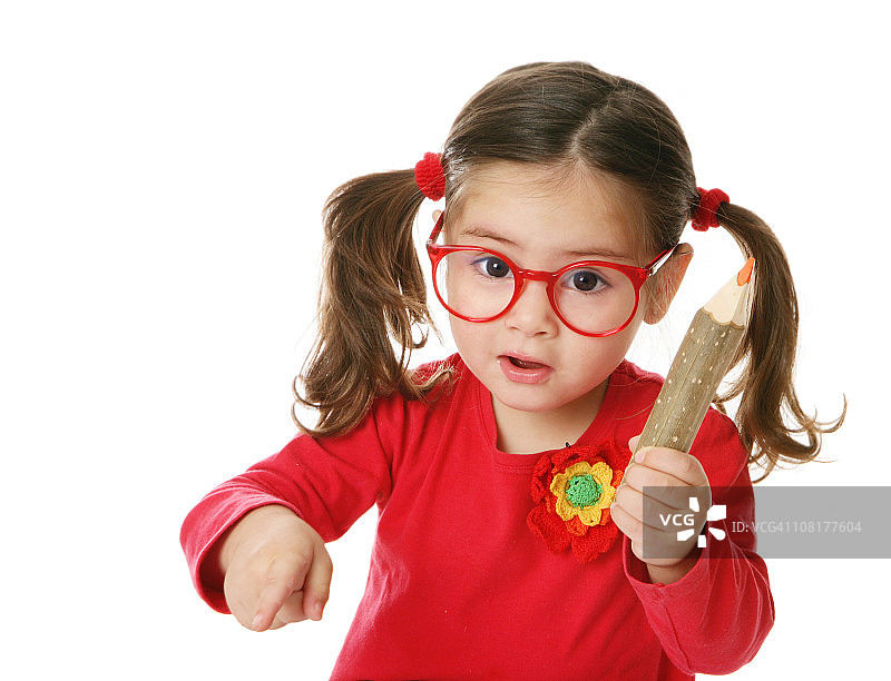 手持巨大铅笔的小女孩图片素材