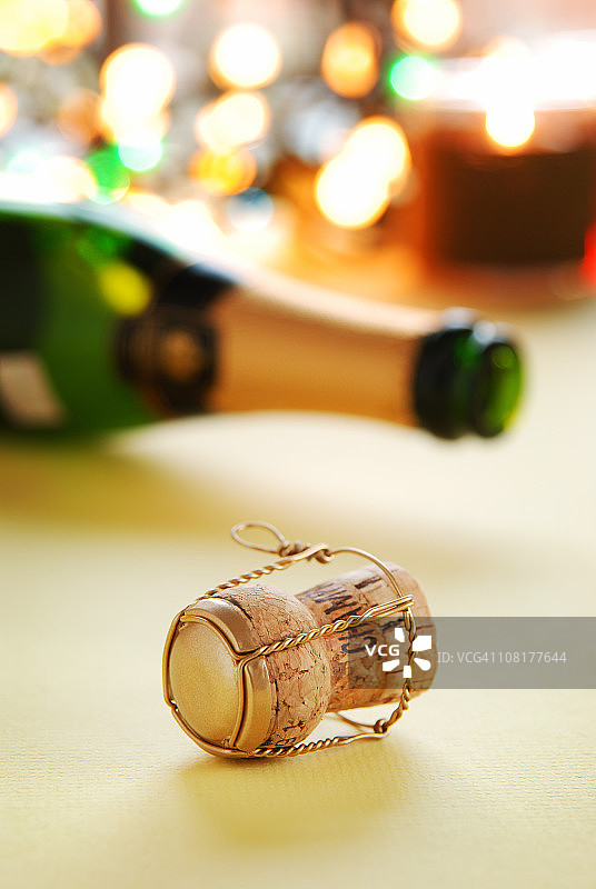香槟酒塞与背景中的酒瓶图片素材