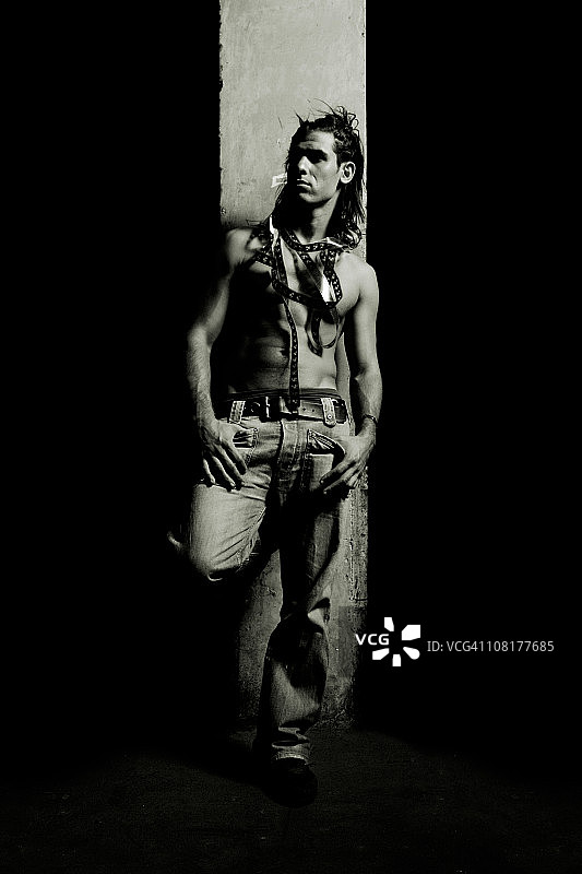 脖子上挂着底片的低调年轻男人图片素材