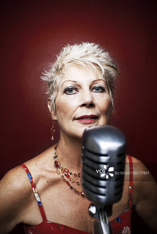 爵士歌手与复古麦克风合影图片素材