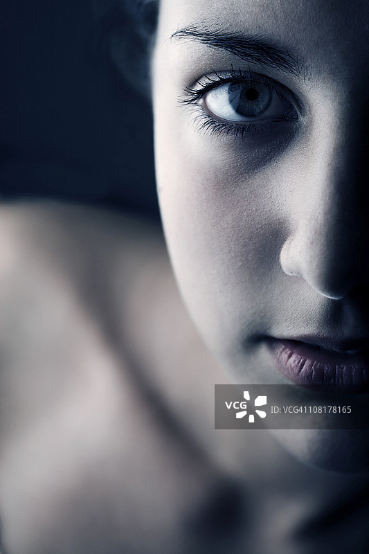 年轻女子的半张脸肖像图片素材