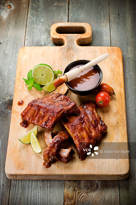 砧板上的烤排骨图片素材
