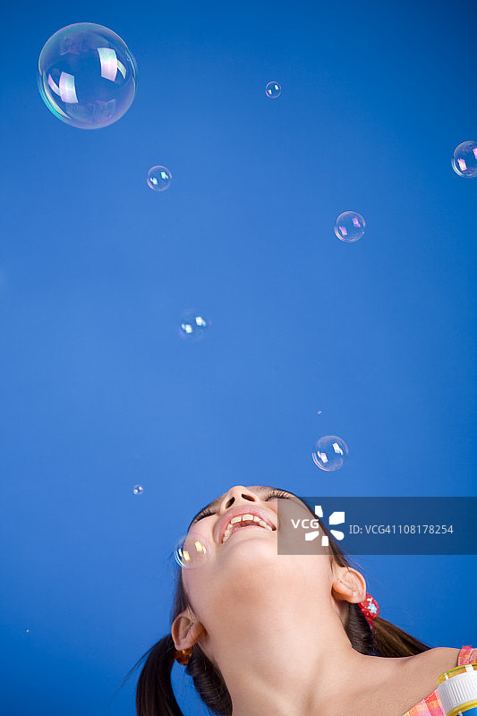 小女孩吹泡泡图片素材