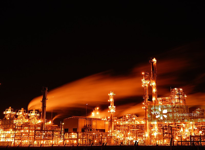 夜晚的格兰茅斯炼油厂图片素材