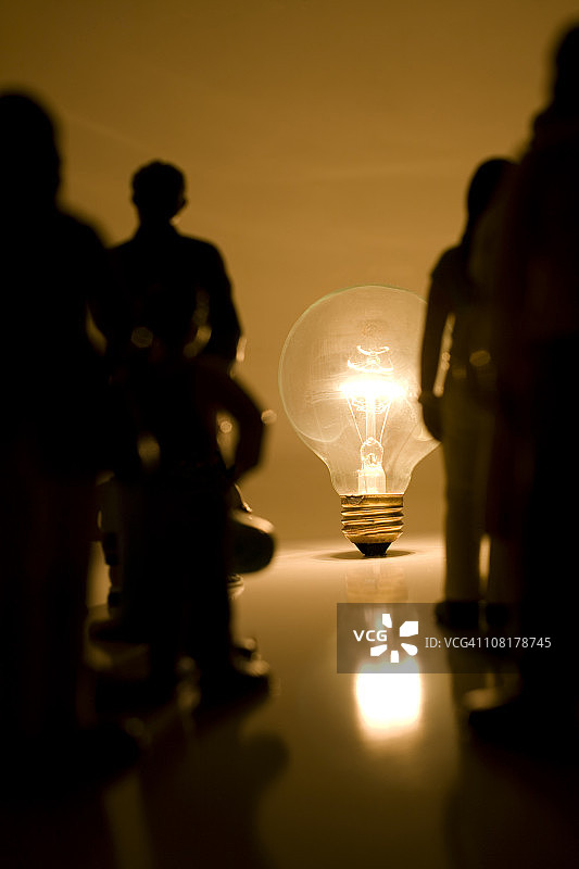 灯泡和人物剪影图片素材