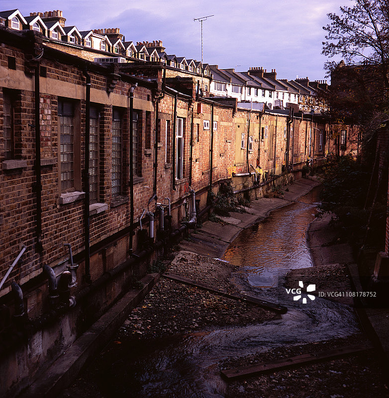 穿过伦敦的小溪流图片素材