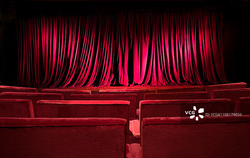 红色舞台幕布和剧院座位图片素材