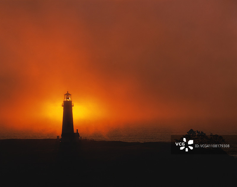 透过灯塔的光图片素材