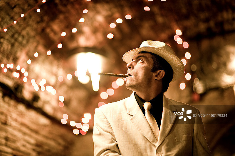 穿着西装戴着帽子抽雪茄的男人图片素材
