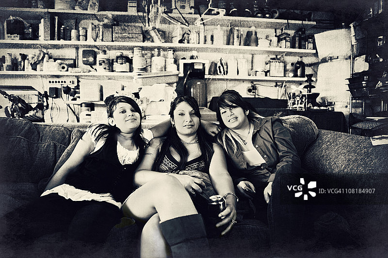 母亲和两个女儿图片素材