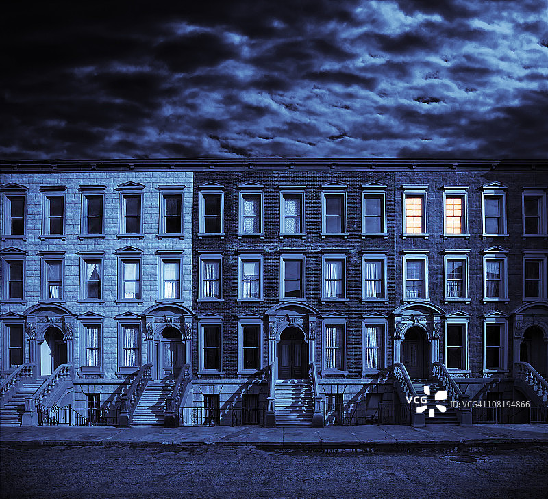 阴沉夜空下的褐石房屋图片素材