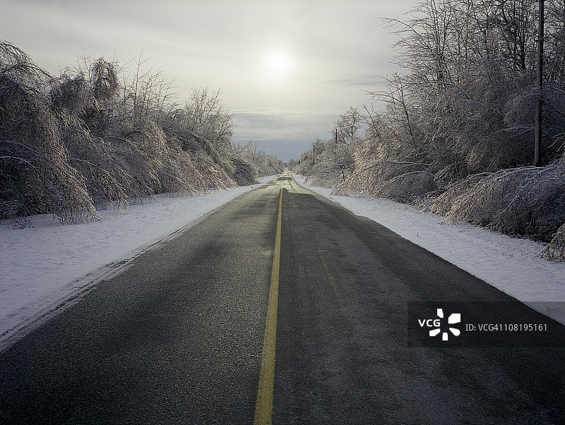 被冰雪环绕的空旷道路图片素材