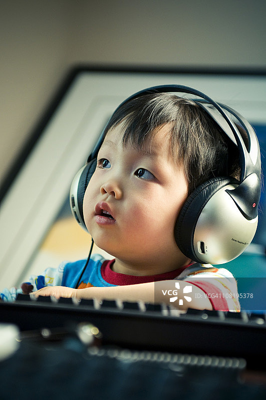 年轻的电脑游戏玩家图片素材