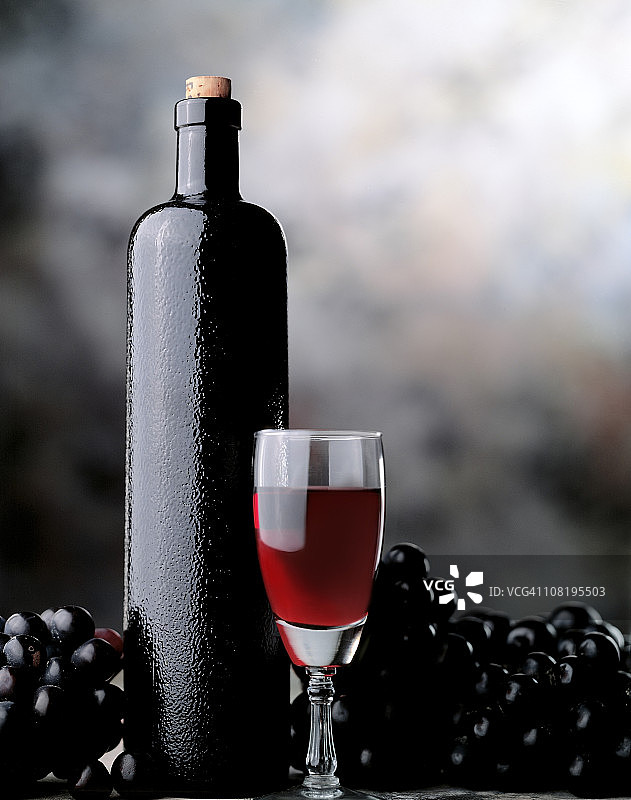红酒杯、酒瓶和葡萄图片素材