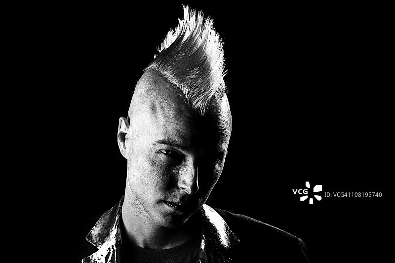 黑色背景下的朋克青年图片素材