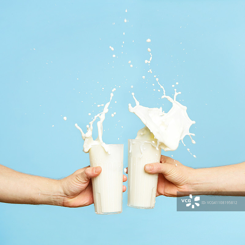 用牛奶玻璃杯敬酒图片素材