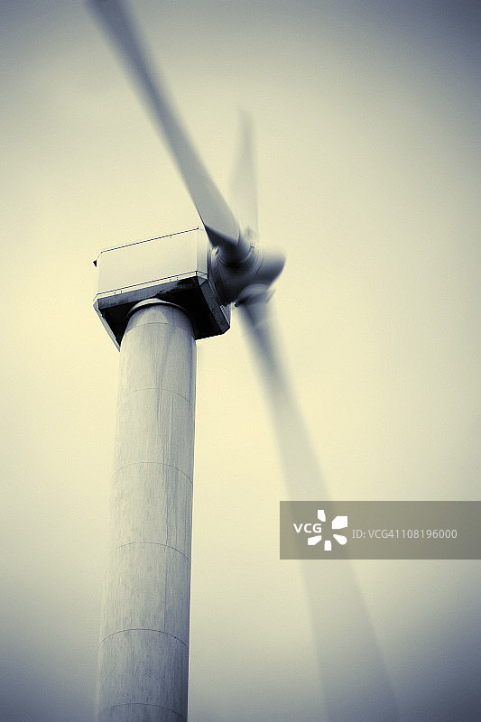 叶片带有动态模糊的风力涡轮机，已调色图片素材