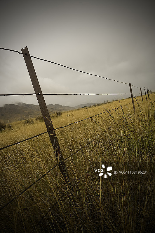 雨天牧场围栏图片素材