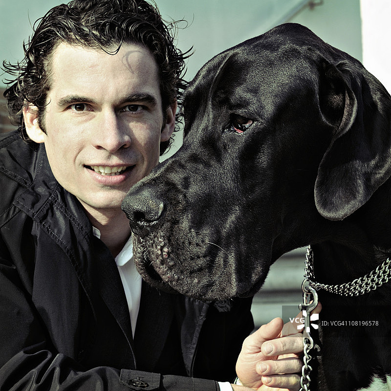 年轻男子与马士提夫犬肖像图片素材