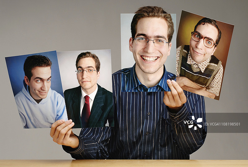 拿着自己不同照片的男人图片素材