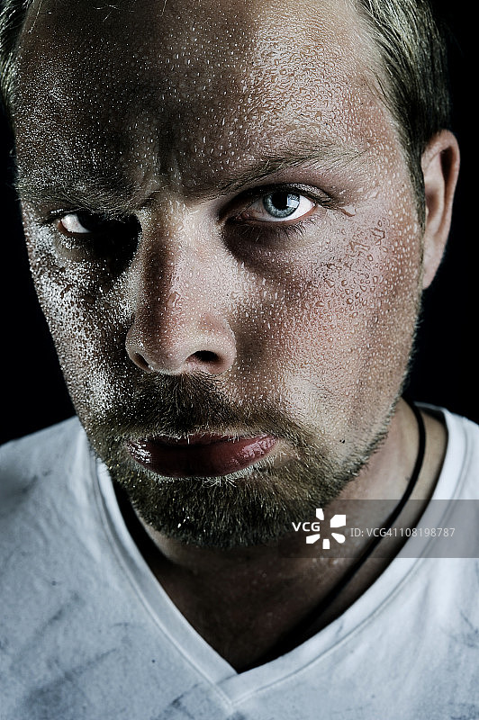 撅嘴的年轻男人图片素材