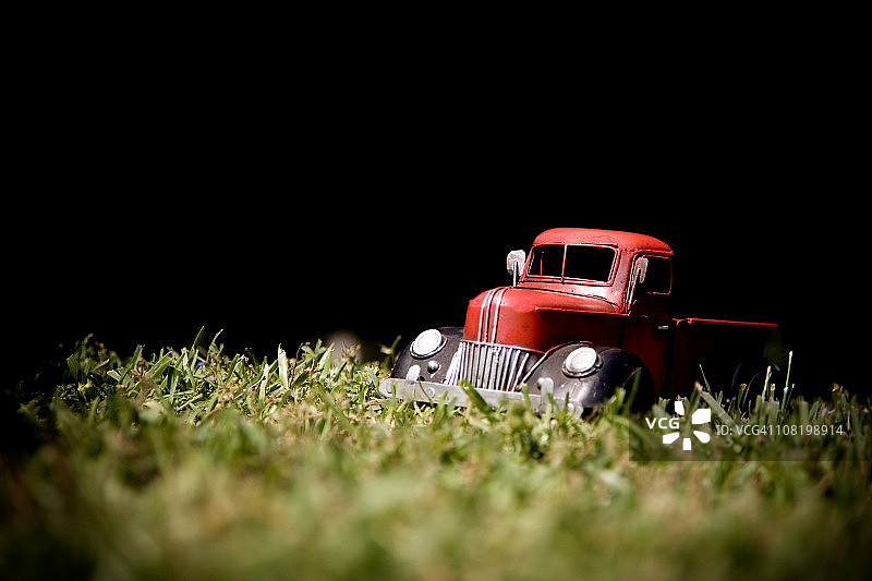 草地上的复古玩具卡车图片素材