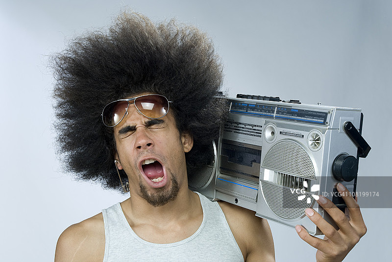 男人拿着手提音响唱歌图片素材