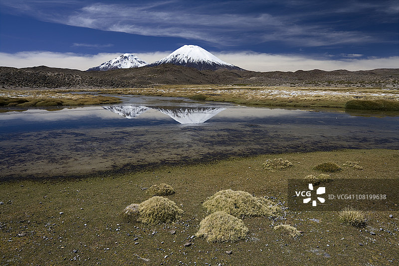 湖泊与双火山图片素材