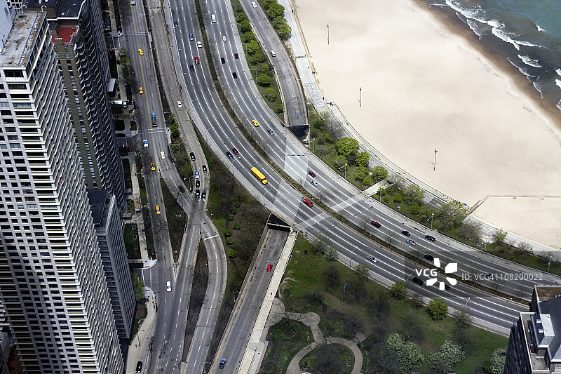 俯视市中心十字路口的车辆图片素材