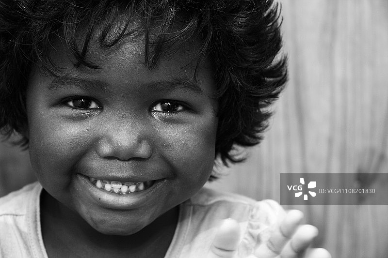 微笑小女孩的黑白肖像图片素材