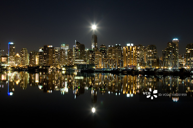 温哥华夜间满月天际线图片素材