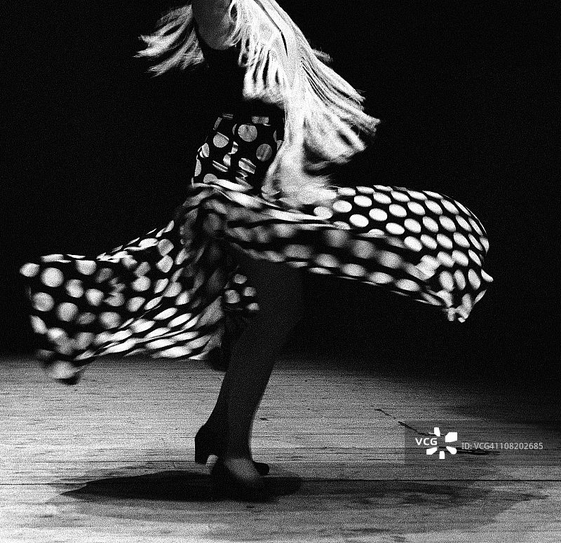 黑白旋转的弗拉门戈舞者肖像图片素材